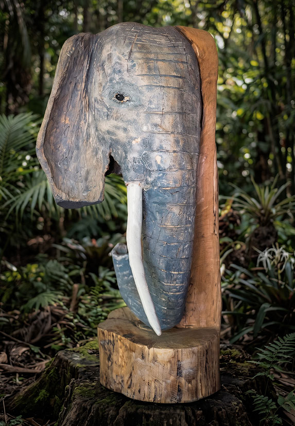 Scultura lignea a forma di elefante